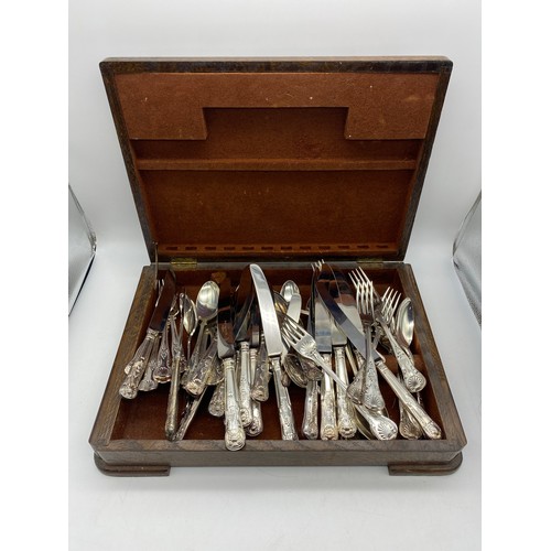 512 - CANTEEN OF SHEFFIELD STAINLESS STEEL CUTLERY