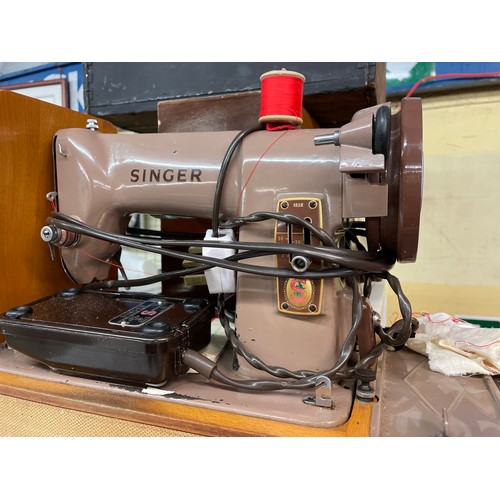 427 - CASED SINGER SEWING MACHINE