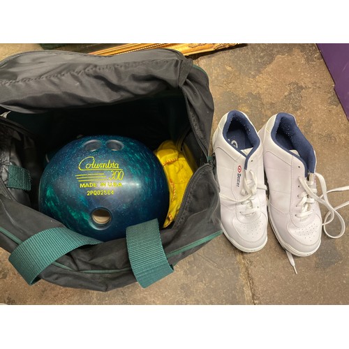 432 - BRUNSWICK NYLON CARRY BAG WITH A COLUMBIA TENPIN BOWLING BALL