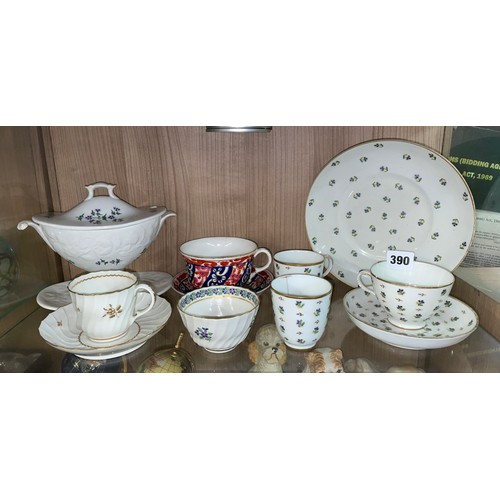 390 - SHELF OF 18TH CENTURY ENGLISH PORCELAIN TEA BOWLS, SAUCE BOAT, PLATES