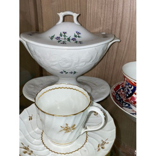 390 - SHELF OF 18TH CENTURY ENGLISH PORCELAIN TEA BOWLS, SAUCE BOAT, PLATES