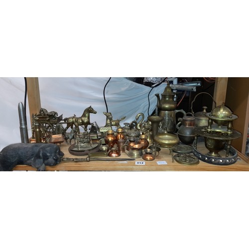 312 - SHELF OF ORNAMENTAL BRASS AND COPPER ORNAMENTS, BRASS HORSE AND TRAP, TRIVET