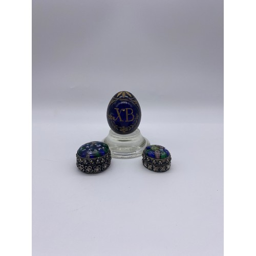 418 - MACGRAV CRYSTAL BLUE ETCHED EGG PAPERWEIGHT LINED WITH 22CT GOLD AND TWO WHITE METAL CANE WORK TOPPE... 