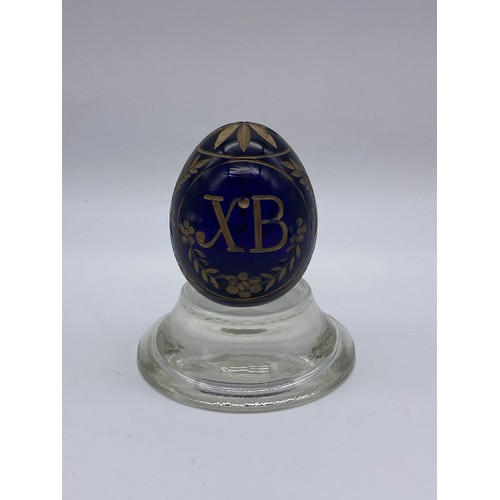 418 - MACGRAV CRYSTAL BLUE ETCHED EGG PAPERWEIGHT LINED WITH 22CT GOLD AND TWO WHITE METAL CANE WORK TOPPE... 