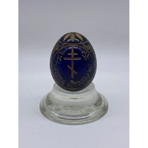 418 - MACGRAV CRYSTAL BLUE ETCHED EGG PAPERWEIGHT LINED WITH 22CT GOLD AND TWO WHITE METAL CANE WORK TOPPE... 