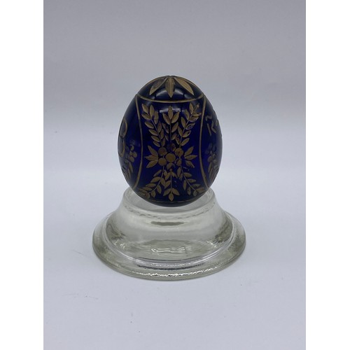 418 - MACGRAV CRYSTAL BLUE ETCHED EGG PAPERWEIGHT LINED WITH 22CT GOLD AND TWO WHITE METAL CANE WORK TOPPE... 