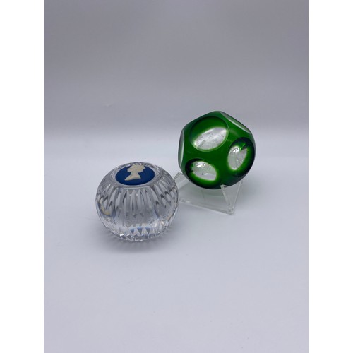 428 - WEDGWOOD 1952-77 QUEEN SILVER JUBILEE CUT GLASS PAPERWEIGHT AND A GREEN FACETED PAPERWEIGHT WITH ETC... 