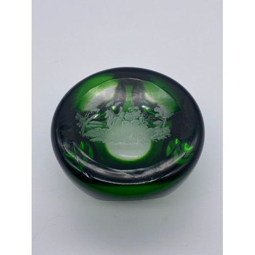 428 - WEDGWOOD 1952-77 QUEEN SILVER JUBILEE CUT GLASS PAPERWEIGHT AND A GREEN FACETED PAPERWEIGHT WITH ETC... 