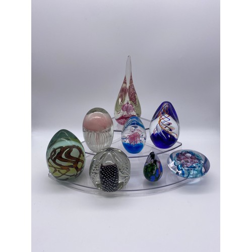 400 - SHELF OF GLASS TEARDROP PAPERWEIGHTS INCLUDING MDINA, JELLY FISH, AND URCHIN STYLE EXAMPLES