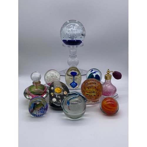 411 - SHELF OF GLASS PAPERWEIGHTS INCLUDING A CORREIA U.S.A ART GLASS SNAKE EXAMPLE A/F, LUCITE CLOCK WORK... 