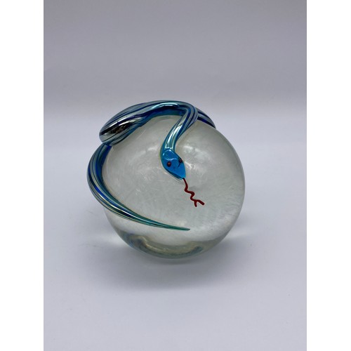 411 - SHELF OF GLASS PAPERWEIGHTS INCLUDING A CORREIA U.S.A ART GLASS SNAKE EXAMPLE A/F, LUCITE CLOCK WORK... 