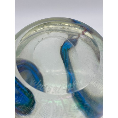 411 - SHELF OF GLASS PAPERWEIGHTS INCLUDING A CORREIA U.S.A ART GLASS SNAKE EXAMPLE A/F, LUCITE CLOCK WORK... 