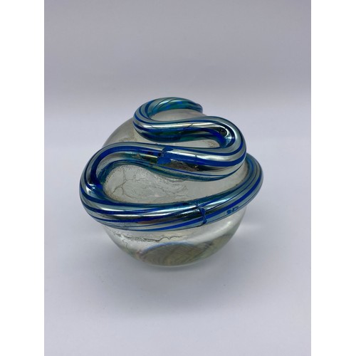 411 - SHELF OF GLASS PAPERWEIGHTS INCLUDING A CORREIA U.S.A ART GLASS SNAKE EXAMPLE A/F, LUCITE CLOCK WORK... 