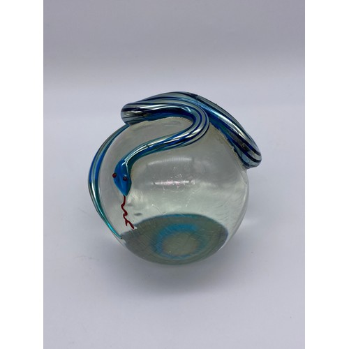 411 - SHELF OF GLASS PAPERWEIGHTS INCLUDING A CORREIA U.S.A ART GLASS SNAKE EXAMPLE A/F, LUCITE CLOCK WORK... 