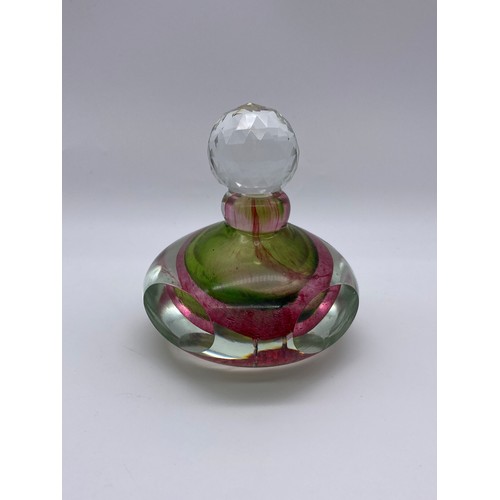 411 - SHELF OF GLASS PAPERWEIGHTS INCLUDING A CORREIA U.S.A ART GLASS SNAKE EXAMPLE A/F, LUCITE CLOCK WORK... 