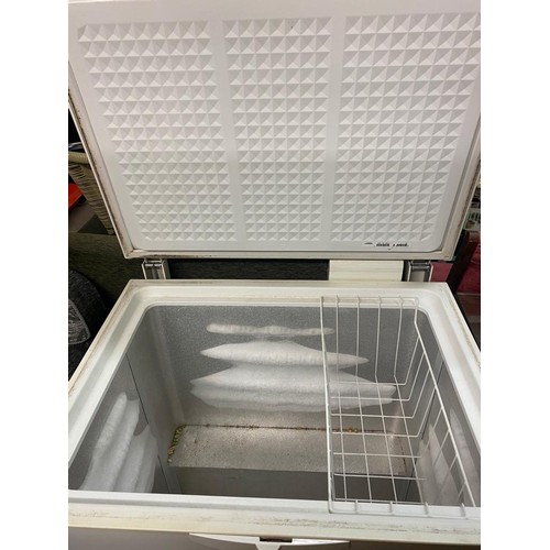 121 - WHIRLPOOL COMPACT CHEST FREEZER