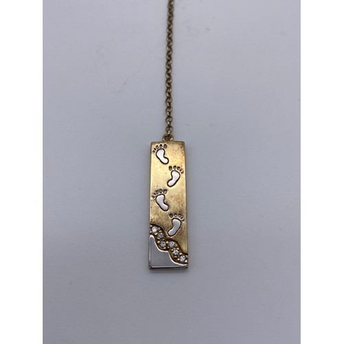 667 - SILVER GILT BAR PENDANT WITH FOOT PRINTS ON A SILVER GILT BELCHER CHAIN 7.8G OVERALL