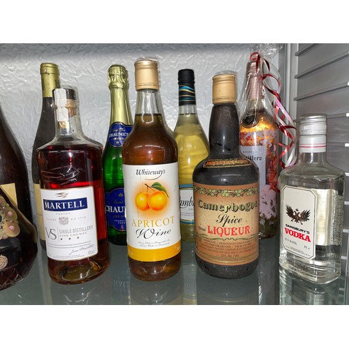 415 - SELECTION OF BOTTLED WINES AND LIQUEURS