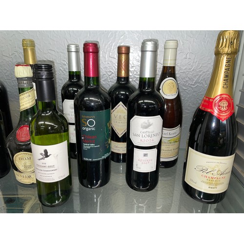 416 - SHELF OF VARIOUS WINES AND SPIRITS