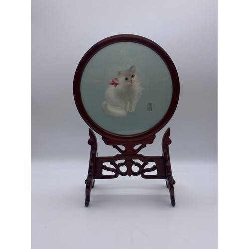 638 - CHINESE SILK EMBROIDERED WHITE CAT TABLE SCREEN 34CM