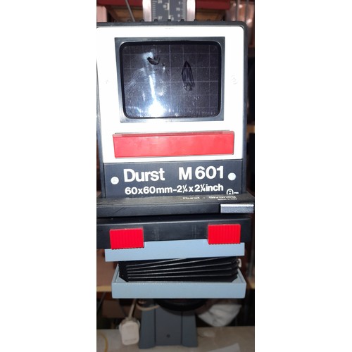 538 - DURST M601 PHOTOGRAPHIC ENLARGER AND VIEWER WITH TRAY OF VARIOUS CAMERA LENSES AND PHOTOGRAPHIC EQUI... 