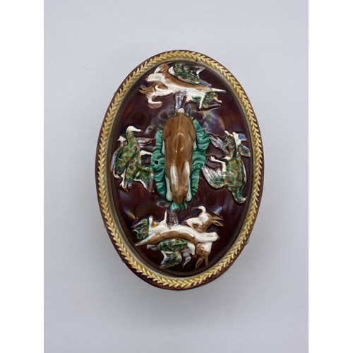 628 - 19TH CENTURY WEDGWOOD MAJOLICA OVAL GAME PIE DISH WITH RABBIT FINIAL AND LINER