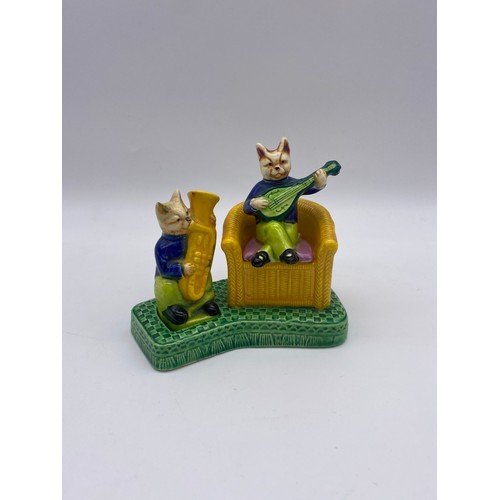 640 - JAPANESE NOVELTY CAT MUSICIAN CRUET AND PAIR OF LEAPING CAT CHAMBER STICKS 10CM