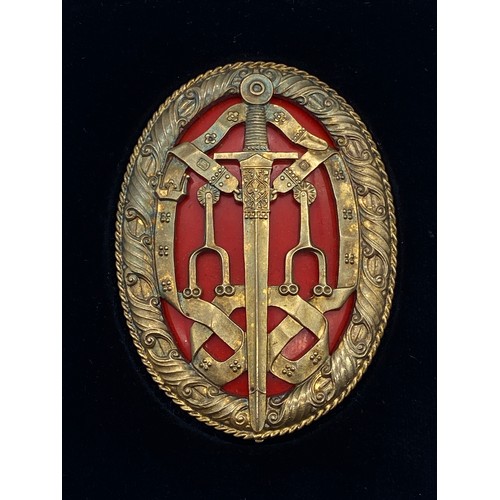 594 - CASED SILVER GILT AND OVAL ENAMEL KNIGHTS BATCHELOR BADGE