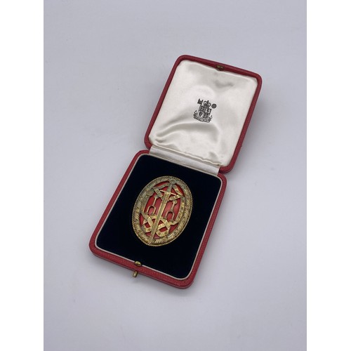 594 - CASED SILVER GILT AND OVAL ENAMEL KNIGHTS BATCHELOR BADGE