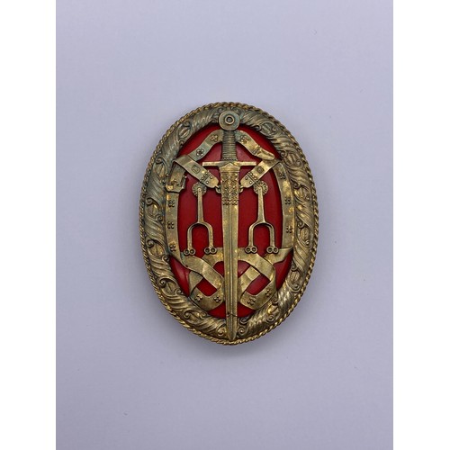 594 - CASED SILVER GILT AND OVAL ENAMEL KNIGHTS BATCHELOR BADGE