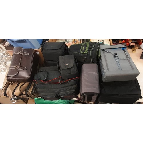 429 - SELECTION OF NYLON AND CANVAS PHOTOGRAPHIC CARRY CASES