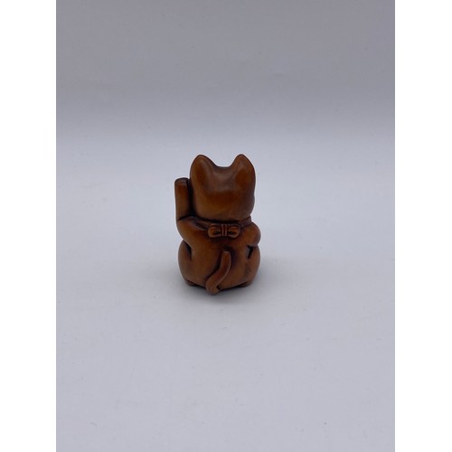 579 - JAPANESE NETSUKE OF STANDING CAT AND A IVORINE CAT THEMED MINIATURE FIGURE GROUP