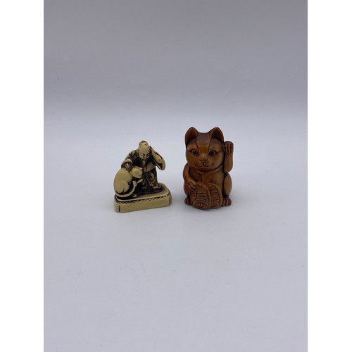 579 - JAPANESE NETSUKE OF STANDING CAT AND A IVORINE CAT THEMED MINIATURE FIGURE GROUP