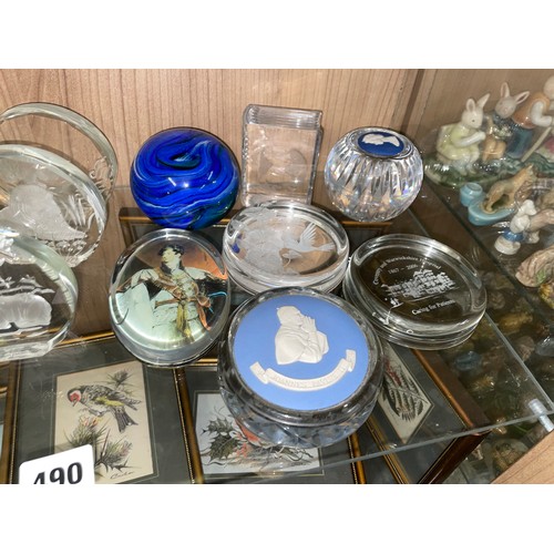 490 - SHELF OF WEDGWOOD AND DANBURY MINT ANIMAL PAPER WEIGHTS