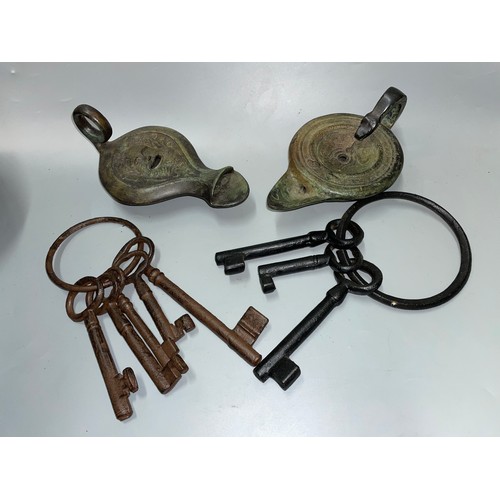 618 - TWO REPRODUCTION BRONZE GRACO ROMAN OIL LAMPS AND SOME OVERSIZED KEYS