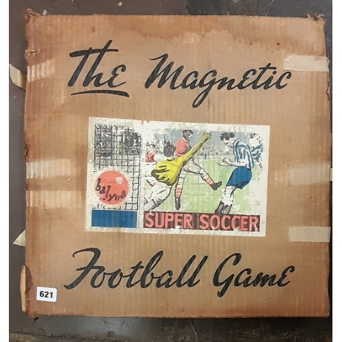 621 - VINTAGE MAGNETIC FOOTBALL GAME