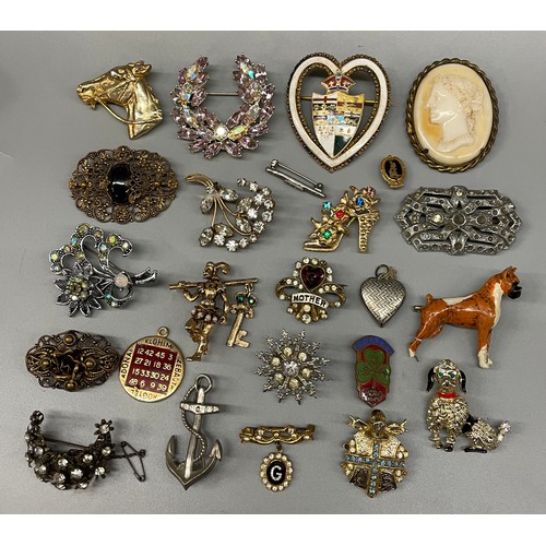 686 - SMALL TRAY OF METAL AND DIAMANTE BROOCHES, AND A STERLING GILT ENAMEL CANADIAN 7 PROVINCES BROOCH