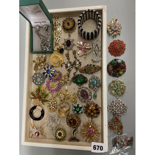 670 - TRAY OF COSTUME INCLUDING BROOCHES INCLUDING SPIDER, STAR BURST AND FLORAL EXAMPLES