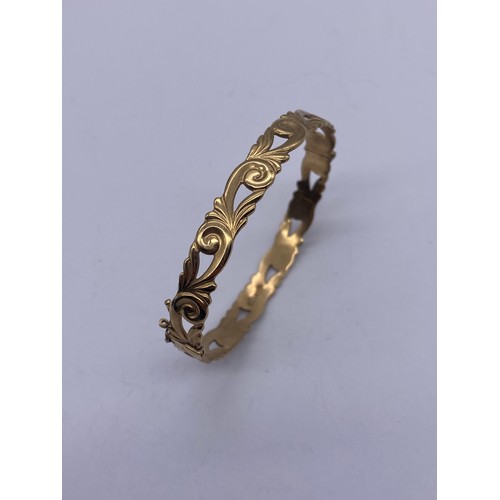 674 - 9CT GOLD SCROLL ACANTHUS LEAF BRACELET 13.8G APPROX