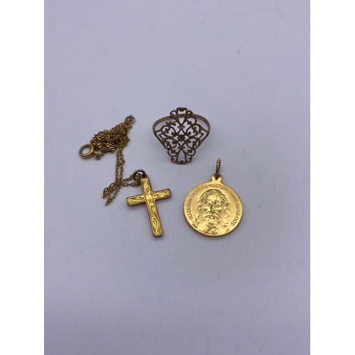 687 - 9CT GOLD CROSS ON TRACE CHAIN AND 9CT GOLD FILIGREE RING 2.4G APPROX