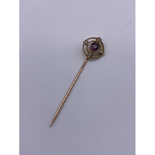 340 - 18CT GOLD RING (THREE STONES MISSING), AND A BOXED 9CT GOLD AMETHYST AND SEED PEARL STICK PIN 3.6G O... 