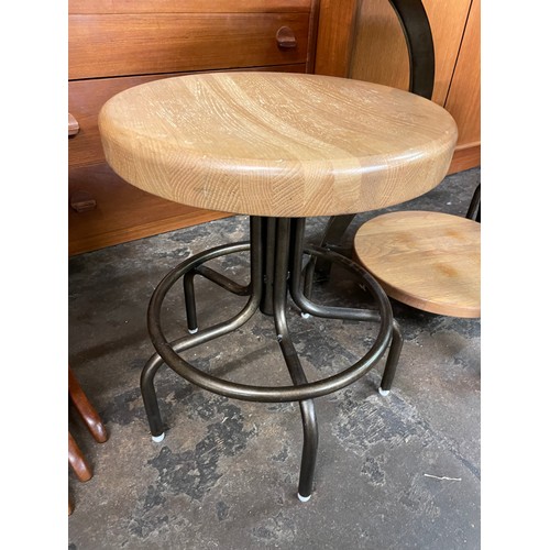 112 - SMALL CIRCULAR CROSS STRETCHER TABLE AND PAIR OF INDUSTRIAL STOOLS