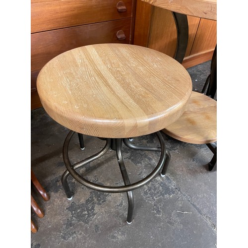 112 - SMALL CIRCULAR CROSS STRETCHER TABLE AND PAIR OF INDUSTRIAL STOOLS