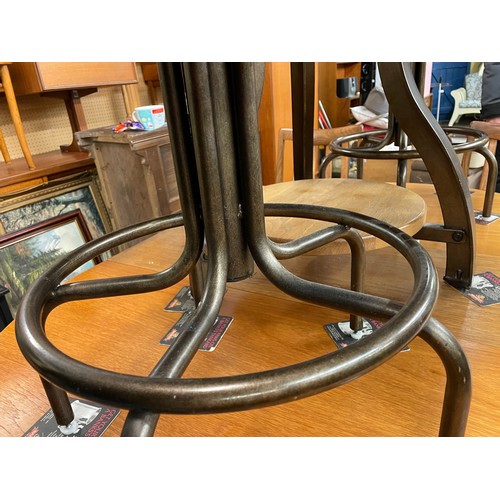 112 - SMALL CIRCULAR CROSS STRETCHER TABLE AND PAIR OF INDUSTRIAL STOOLS