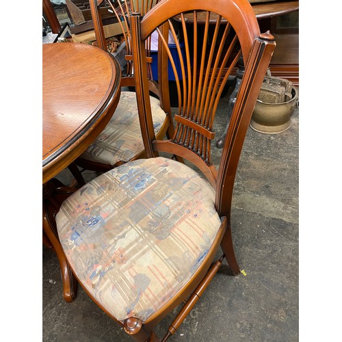 59 - CHERRY WOOD PEDESTAL CIRCULAR DINING TABLE AND FOUR SPINDLE BACK CHAIRS