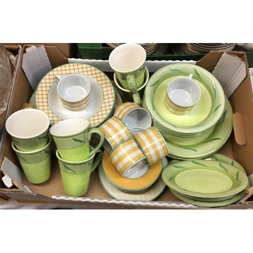 324 - CARTON - GINGHAM TEA AND DINNER WARES AND GREEN LEAF PLATE