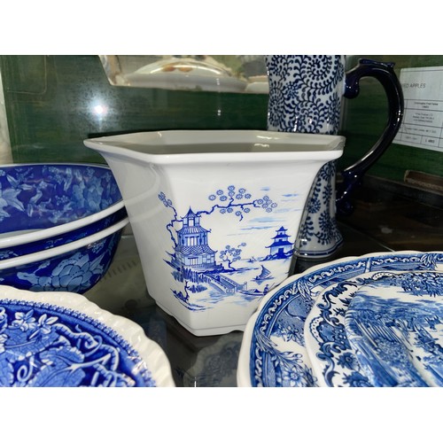 175 - SHELF OF BLUE AND WHITE TRANSFER PRINTED WARE INCLUDING MASONS VISTA, AND WEDGWOOD QUEENSWARE PLATES