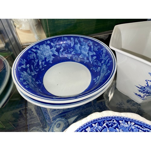 175 - SHELF OF BLUE AND WHITE TRANSFER PRINTED WARE INCLUDING MASONS VISTA, AND WEDGWOOD QUEENSWARE PLATES