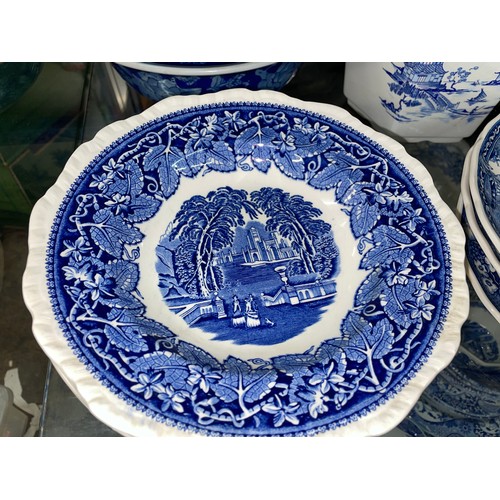 175 - SHELF OF BLUE AND WHITE TRANSFER PRINTED WARE INCLUDING MASONS VISTA, AND WEDGWOOD QUEENSWARE PLATES