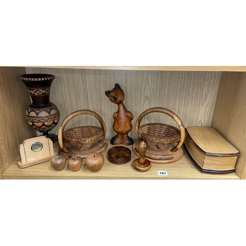 181 - SHELF OF TREEN ITEMS INCLUDING COLLAPSIBLE BASKETS, CHIP CARVED VASE, POLISHED FRUIT AND JEWELLERY C... 